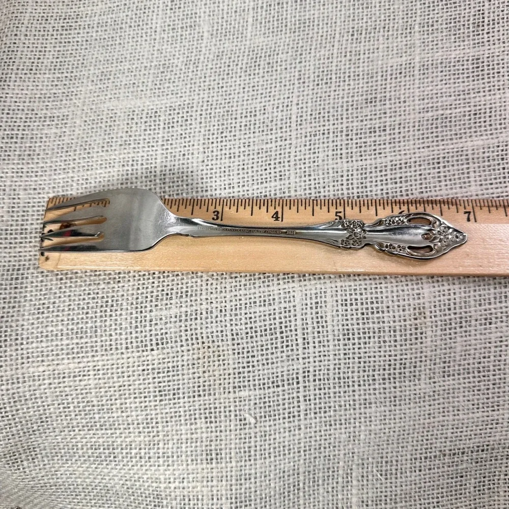 Oneida Distinction Deluxe Stainless Raphael Salad Forks Set of 2 Ornate‎ Floral